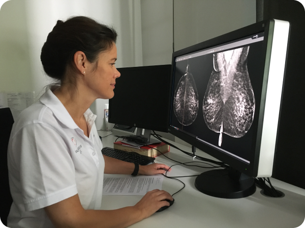 Dr. Nina Buck vor radiologischen Bildern | Referenten & Experten | PINK! Kongress
