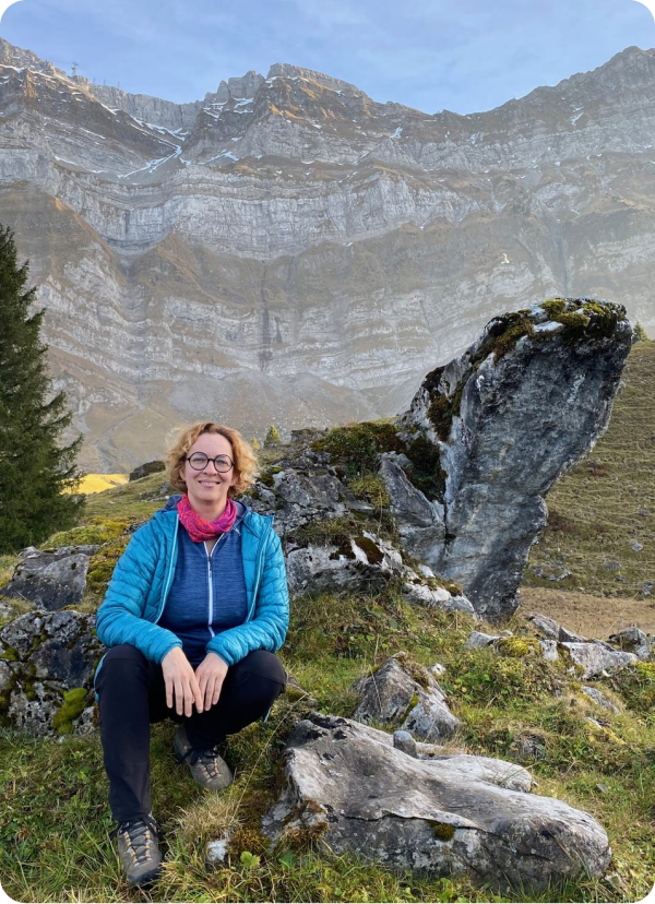 Prof. Dr. med. Claudia Witt in den Bergen | Referenten & Experten | PINK! Kongress